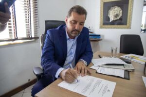 www.deixaeutefalar.com.br Assinada a ordem de serviço para obras de asfalto, drenagem e calçadas nos bairros Aponiã e Planalto