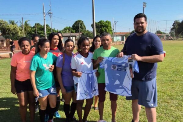 Deputado Jean Oliveira fortalece esporte local com distribuição de kits em Espigão d’Oeste e Pimenta Bueno