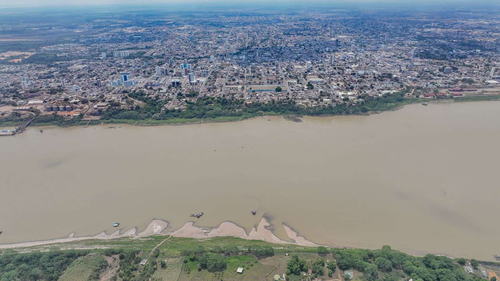 Defesa Civil programa entrega de água potável para comunidades ribeirinhas durante a estiagem amazônica