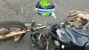 www.deixaeutefalar.com.br Roda de moto é arrancada em acidente com duas vítimas