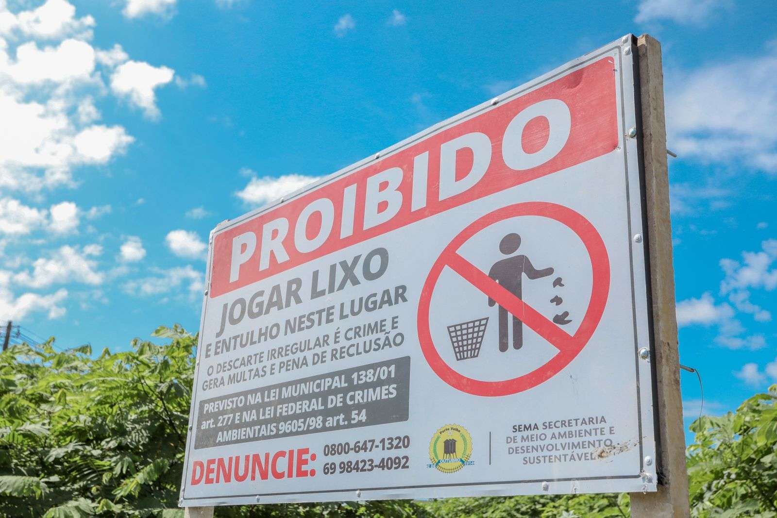 Descartar lixo de forma irregular é crime ambiental passivo de multa e processo criminal