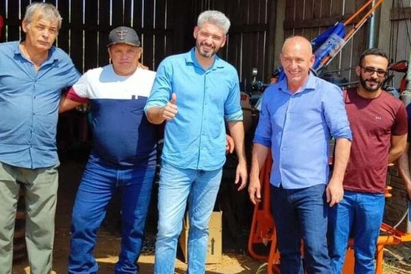 Ezequiel Neiva entrega equipamentos e implementos agrícolas em Colorado do Oeste