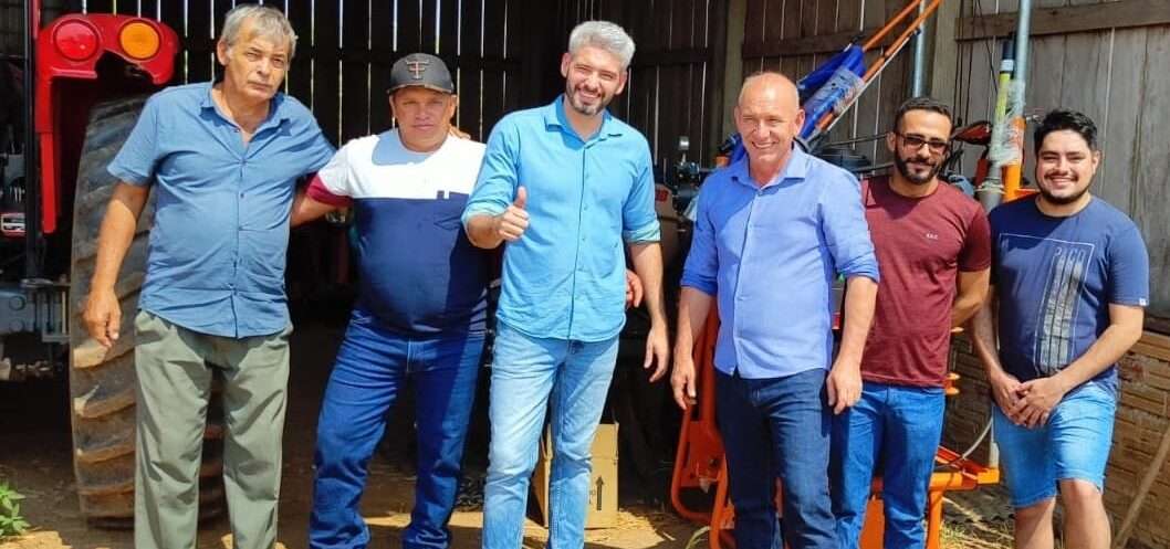 Ezequiel Neiva entrega equipamentos e implementos agrícolas em Colorado do Oeste