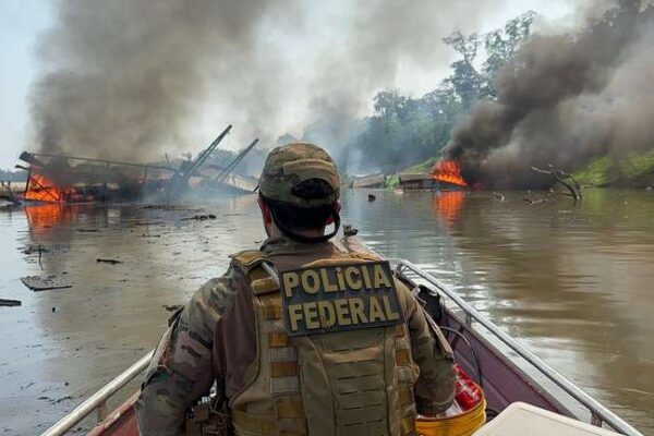 Polícia Federal destrói 223 balsas utilizadas em garimpo ilegal no Amazonas
