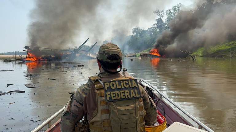 Polícia Federal destrói 223 balsas utilizadas em garimpo ilegal no Amazonas