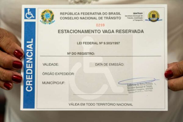 Idosos e pessoas com deficiência (PcD) podem solicitar a emissão de credencial para estacionamento em vagas exclusivas