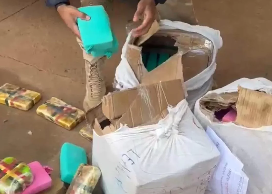 PRF apreende cerca de 90 kg de cocaína e Skunk em ônibus na BR-364