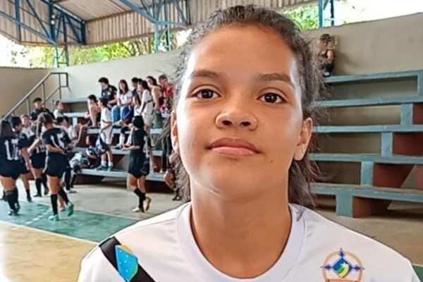 Bia Lisboa brilha no futsal sub-17 e conquista destaque no colégio Major Guapindaia