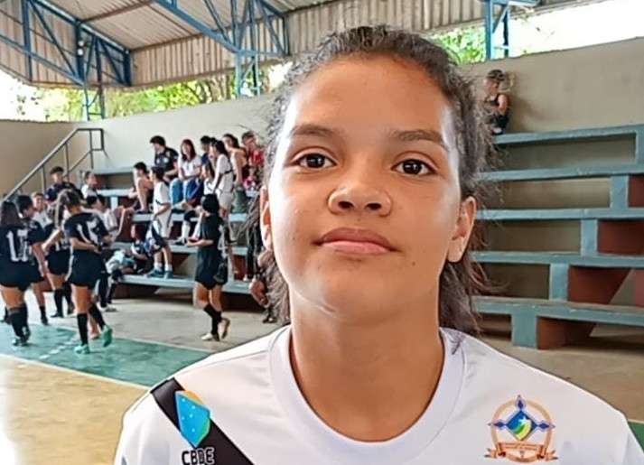 Bia Lisboa brilha no futsal sub-17 e conquista destaque no colégio Major Guapindaia