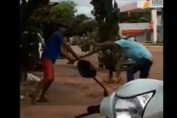 Homem procurado pela justiça descobre traição e marca encontro