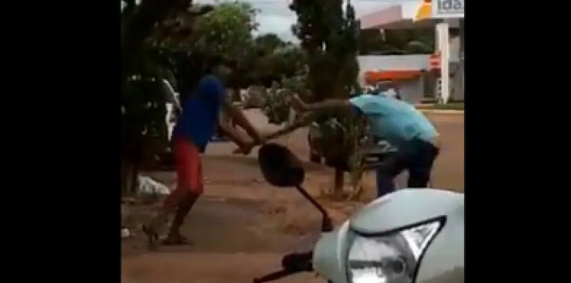 Homem procurado pela justiça descobre traição e marca encontro