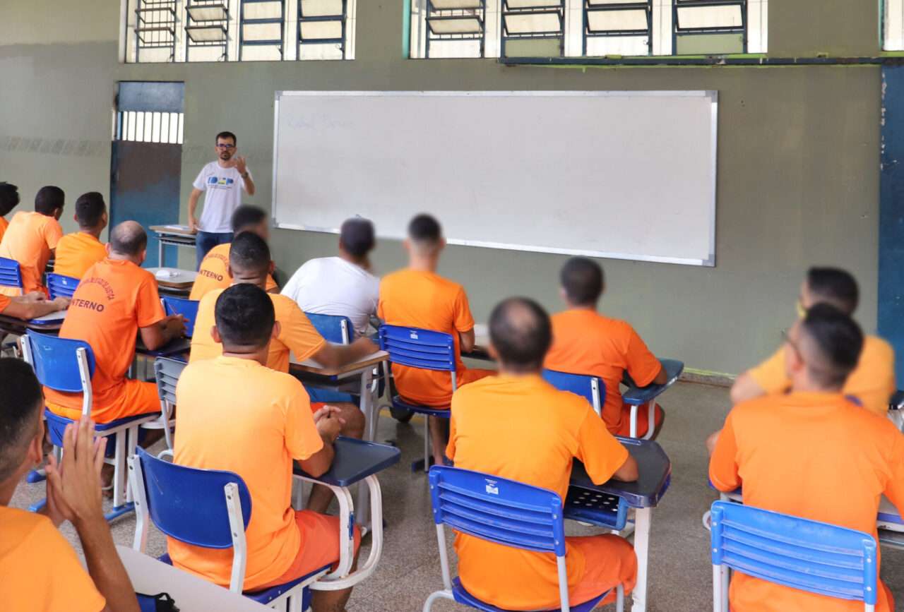 Aprovação de projeto pela Alero garante recursos para capacitação de presos.