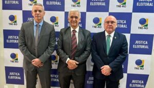 www.deixaeutefalar.com.br Procurador-Geral de Justiça e Corregedor do MPRO visitam TRE-RO para discutir eleições