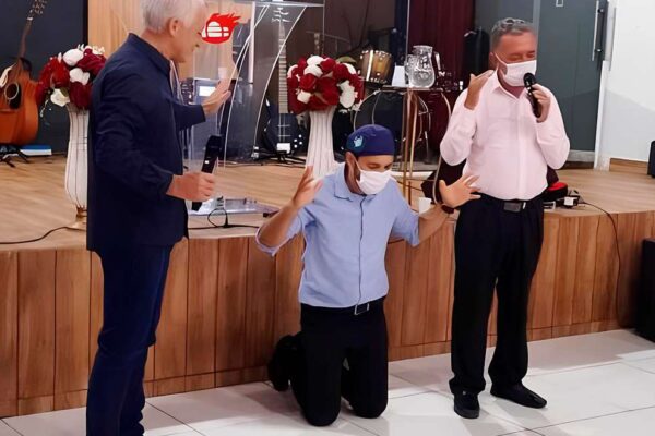 Vídeo: após defender denunciados por corrupção e trair governador, igreja afasta Fernando Máximo para evitar constrangimento