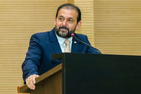 À Seduc, Laerte Gomes requer reformas em escolas municipais de Alvorada do Oeste