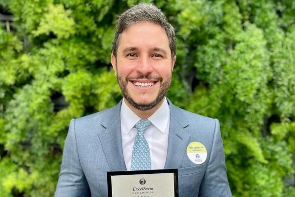 Dr. Maurício Carvalho, Vice-Reitor da FIMCA e Faculdade Metropolitana de Rondônia e Destaque na Política Nacional