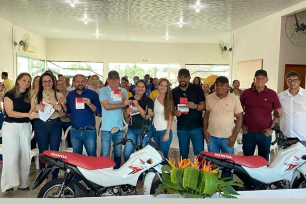 Deputado Laerte Gomes entrega mais 52 motos 0 km para ACSs de Ouro Preto D’Oeste