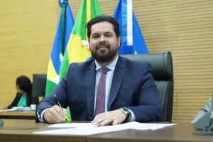 www.deixaeutefalar.com.br Deputado Jean Oliveira, em parceria com os vereadores Fábio Carcará e Célio Brito, destina R$ 1,2 milhão para infraestrutura rural de Nova Mamoré