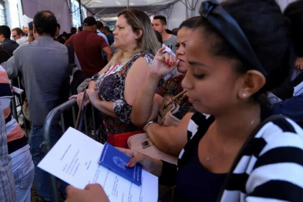 Mulher ainda ganha bem menos que homem no Brasil: diferença chega a 20,9%