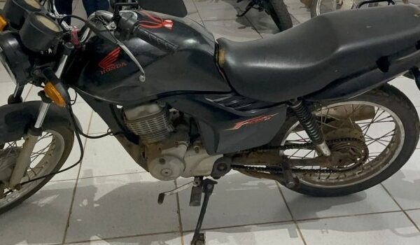 Motocicleta roubada é recuperada e jovem é presa no Castanheira