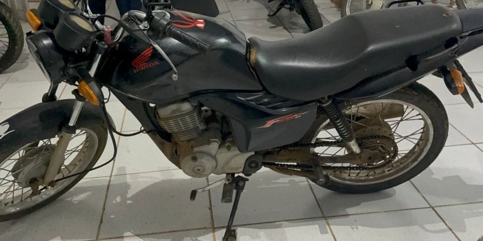 Motocicleta roubada é recuperada e jovem é presa no Castanheira