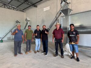 www.deixaeutefalar.com.br Deputado Laerte Gomes visita fábrica de ração em cooperativa de Castanheiras