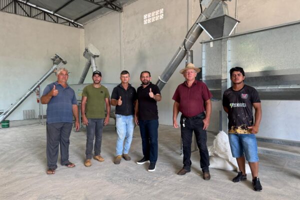 Deputado Laerte Gomes visita fábrica de ração em cooperativa de Castanheiras