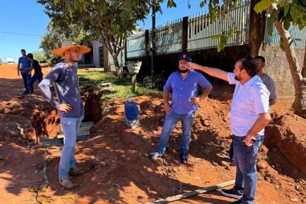 Deputado Laerte Gomes visita obras de bloqueteamento no distrito de Tancredópolis em Alvorada do Oeste