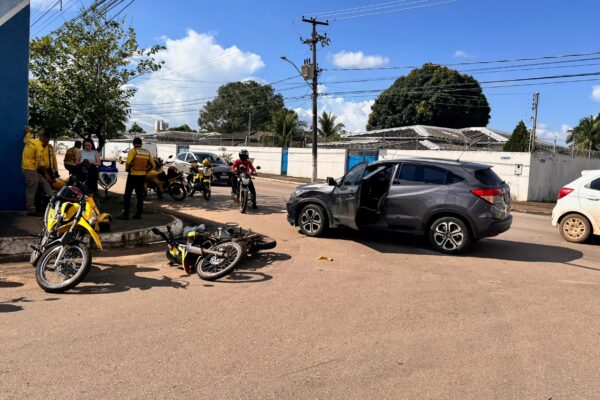 Mototaxista sofre escoriações leves em acidente com carro na Avenida Farquar com Benjamin Constant