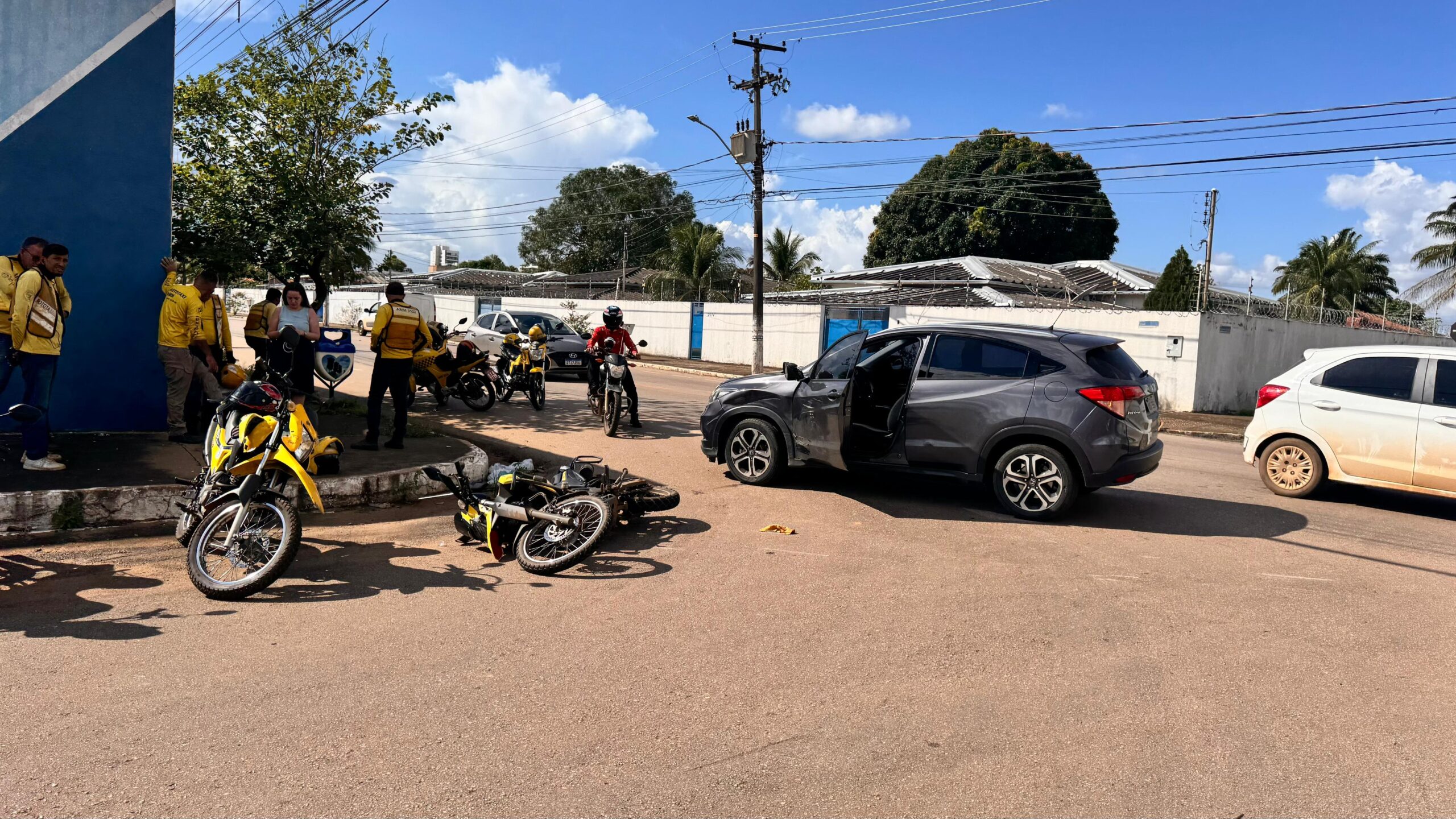 Mototaxista sofre escoriações leves em acidente com carro na Avenida Farquar com Benjamin Constant