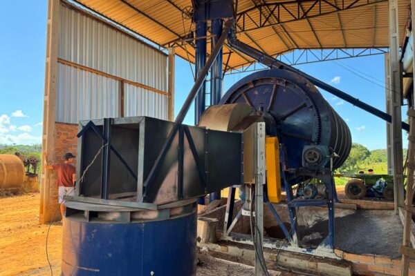 Deputado Laerte Gomes destaca ações e entrega secador de café em Vale do Paraíso