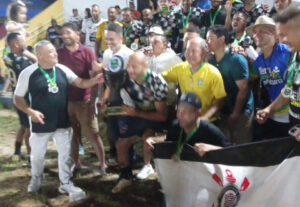 www.deixaeutefalar.com.br Garra-Corinthiana conquista o título do Copão do 13 com apoio de autoridades políticas