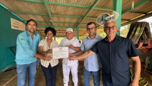 www.deixaeutefalar.com.br Sílvia faz entrega de caminhonete e vistoria obras da Associação de Mulheres, em Rio Crespo