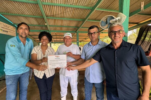 Sílvia faz entrega de caminhonete e vistoria obras da Associação de Mulheres, em Rio Crespo