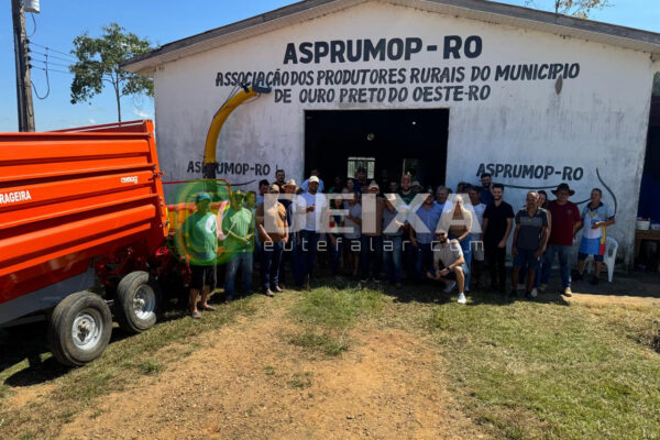 Laerte Gomes entrega equipamentos agrícolas para fortalecer a agricultura familiar em Ouro Preto D’Oeste