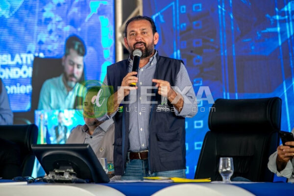 Deputado Laerte Gomes entrega homenagens a personalidades durante a 6ª Agroshow em Machadinho d’Oeste