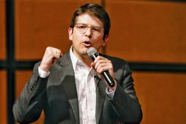 Senador e pré-candidato à presidência da Colômbia é baleado em ataque a tiros em Bogotá