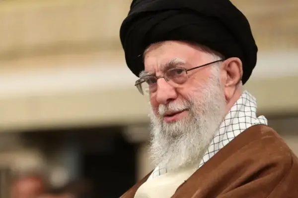 Irã ameaça fechar rota estratégica do petróleo e pode provocar alta nos combustíveis no Brasil