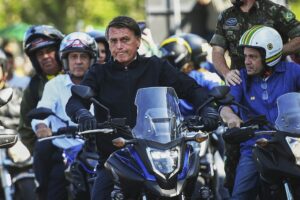 Silencioso, mas presente: Bolsonaro participa de motociata em Brasília sob restrições do STF