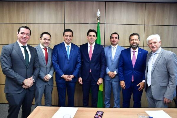 Ministro Silvio Costa discute investimentos com bancada do Norte