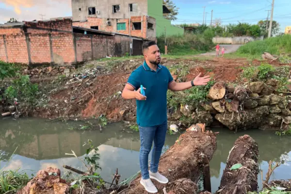 VÍDEO: crianças atravessam córrego em ponte precária no bairro Costa e Silva