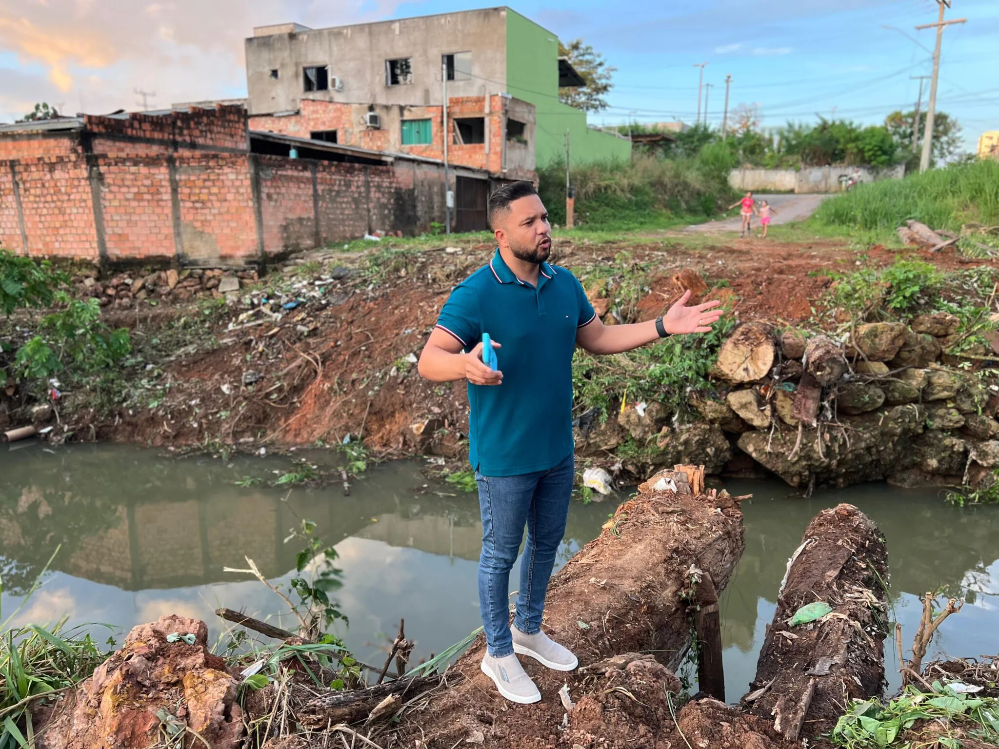 VÍDEO: crianças atravessam córrego em ponte precária no bairro Costa e Silva