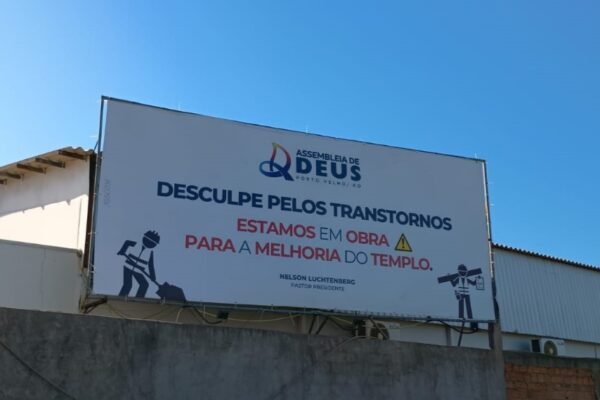 Máquinas do governo asfaltam igreja em Porto Velho e levantam suspeita de uso indevido de recursos públicos