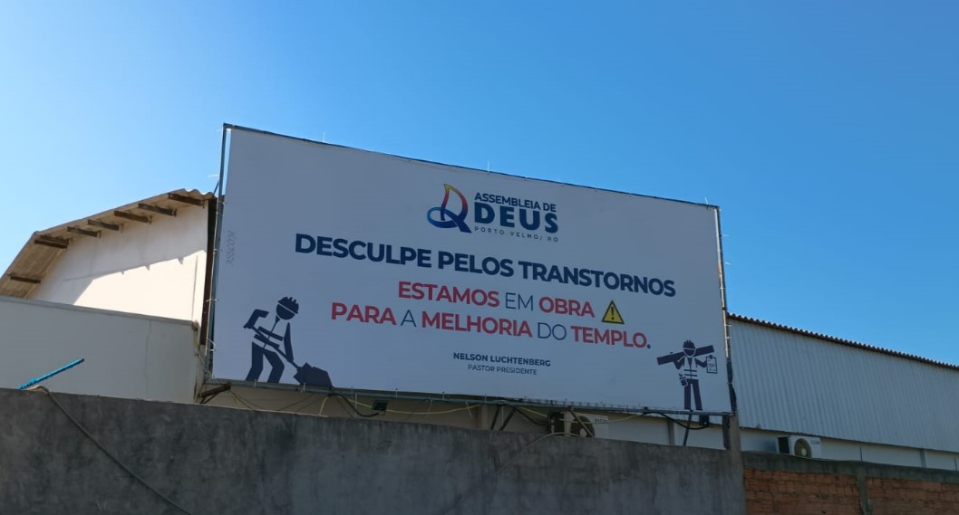Máquinas do governo asfaltam igreja em Porto Velho e levantam suspeita de uso indevido de recursos públicos