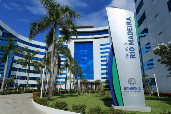 Governo de Rondônia contrata empresa por R$ 8,2 milhões para cuidar de passagens aéreas de servidores