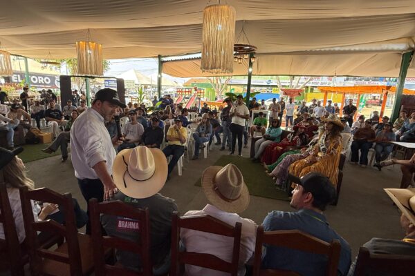 Deputado Alex Redano participa da abertura da Agroari 2025