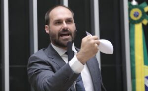 STF bloqueia contas e PIX de Eduardo Bolsonaro em nova fase da investigação