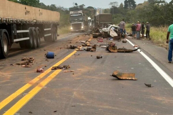 Tragédia na BR‑364: colisão entre carro e carreta mata quatro pessoas, incluindo duas crianças