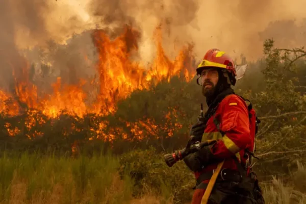Espanha em chamas: 13 incêndios florestais fora de controle ameaçam comunidades, reservas naturais e forçam evacuações