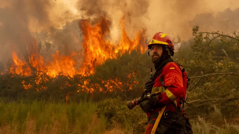 Espanha em chamas: 13 incêndios florestais fora de controle ameaçam comunidades, reservas naturais e forçam evacuações